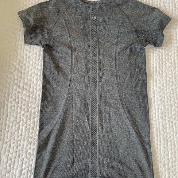 Lululemon Swiftly Tech Short Sleeve V-neck, Size 4 - Picture 4 of 5